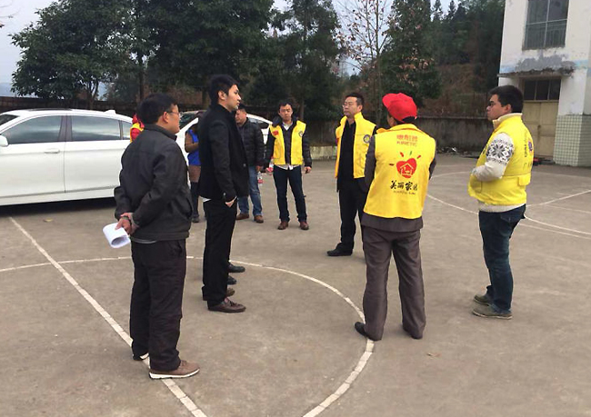 设计师罗伟和义工在美丽家园小学